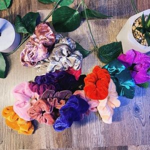 4 FOR $25⭐️ 
Scrunchies